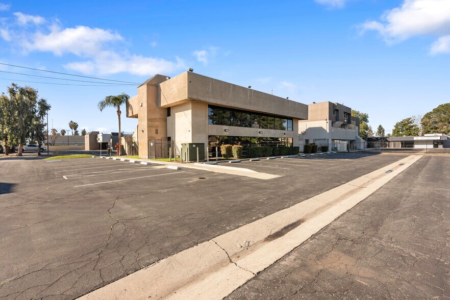 More Photos Of 4600 W American Ave, Bakersfield Office For Sale
