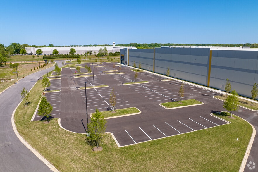 More Photos Of 3715 US Hwy 51, Southaven Distribution For Lease