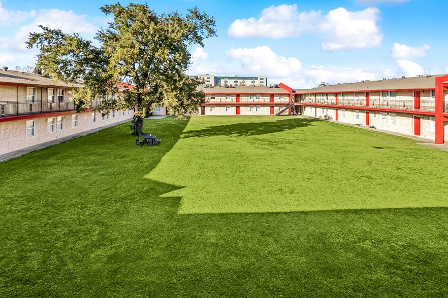 More Photos Of 3300 Garden Oaks Dr, New Orleans Apartments For Sale