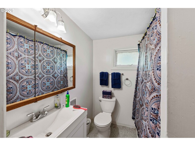 More Photos Of 1900 Monroe St, North Bend Apartments For Sale