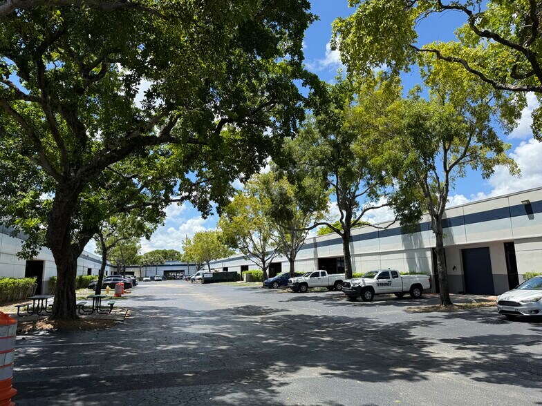 More Photos Of 602 S Military Trl, Deerfield Beach Showroom For Lease