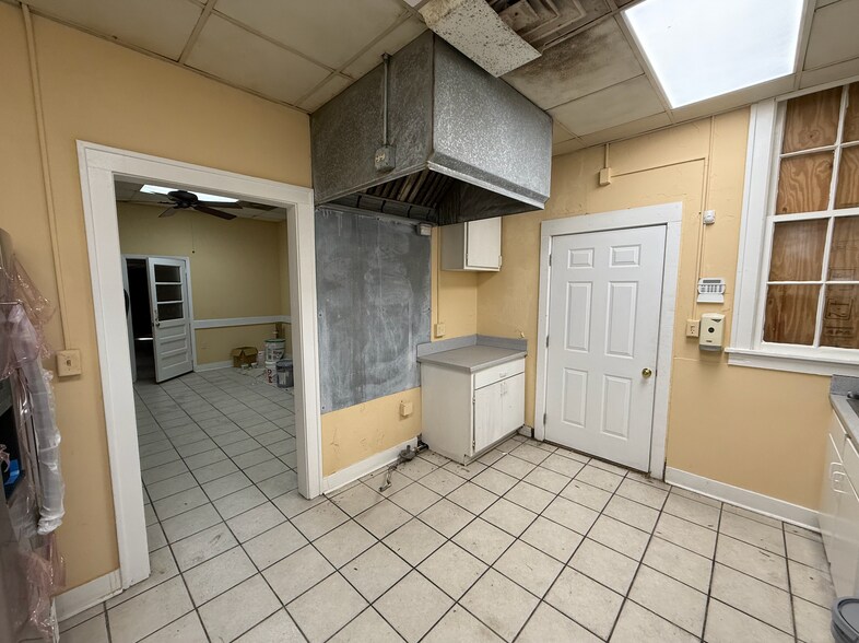 More Photos Of 6 W Henry St, Savannah Freestanding For Sale