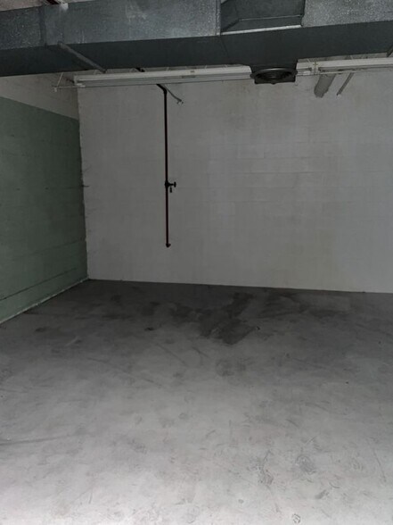 More Photos Of 2409 Sycamore Dr, Knoxville Showroom For Sale