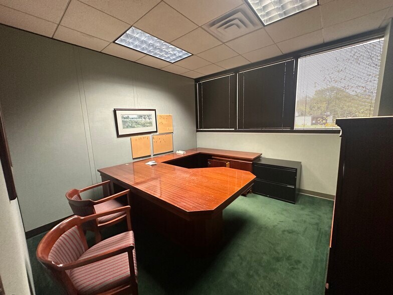 More Photos Of 1101 N Main St, Anderson Office For Lease