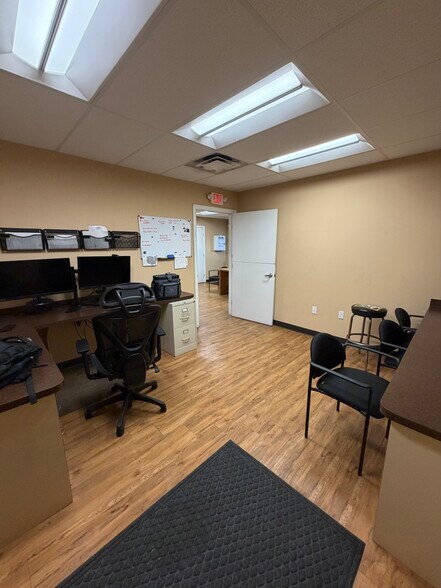 More Photos Of 325 Dane Ln, Longwood Warehouse For Lease