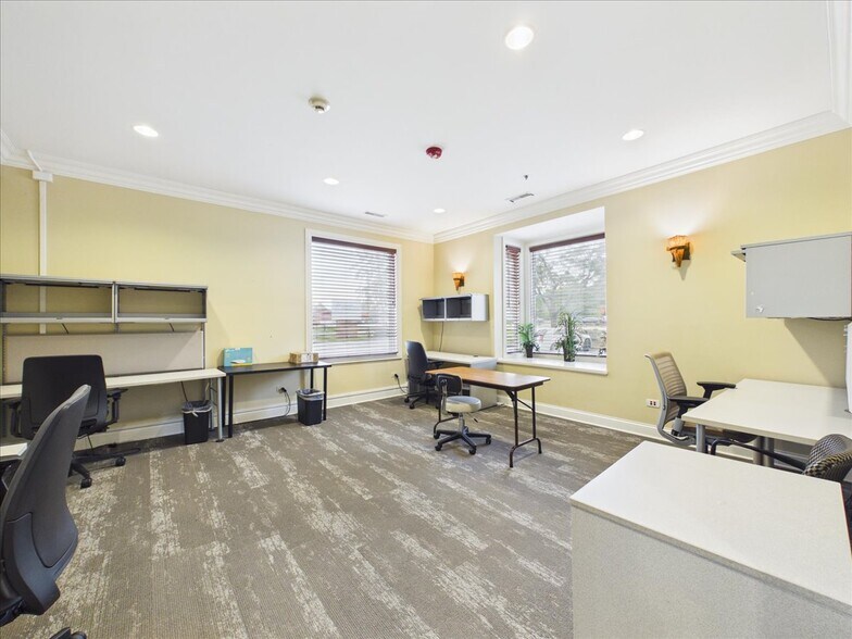 More Photos Of 420 W Northwest Hwy, Barrington Unknown For Lease