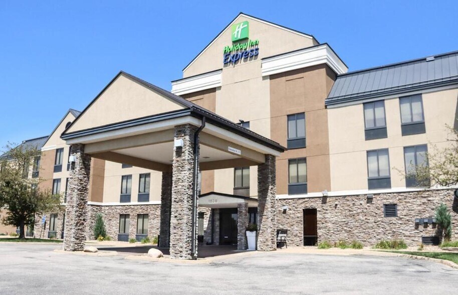 Primary Photo Of 1230 Collins Rd NE, Cedar Rapids Hotel For Sale