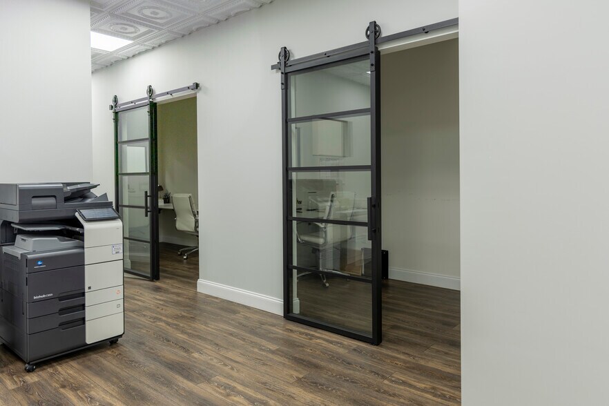 More Photos Of 1433 Main St, Sarasota Storefront For Lease
