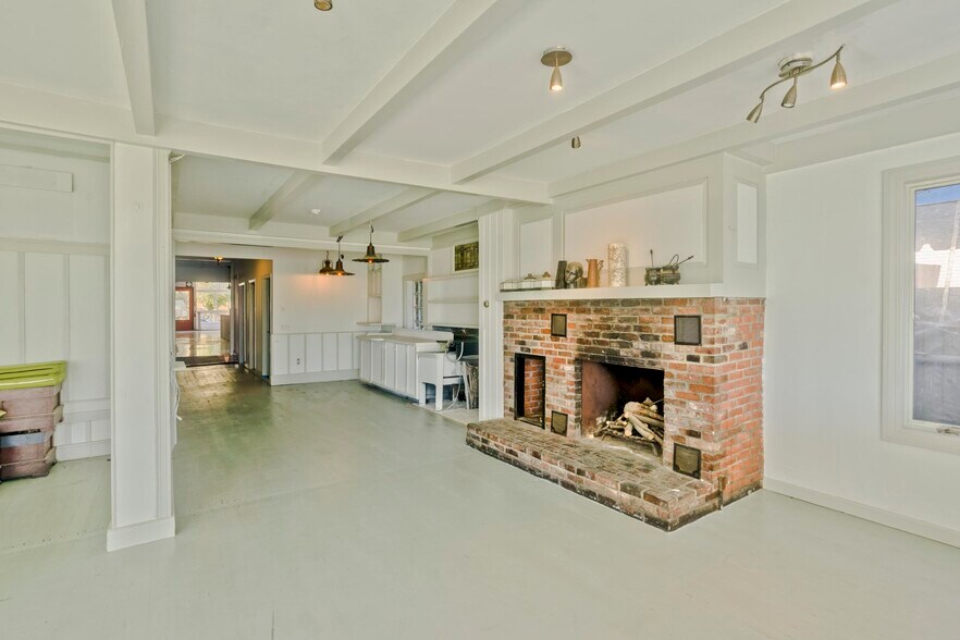 More Photos Of 265 Commercial St, Provincetown Flex For Sale