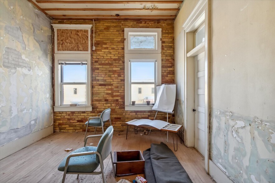 More Photos Of 225 E Superior St, Alma Office For Sale