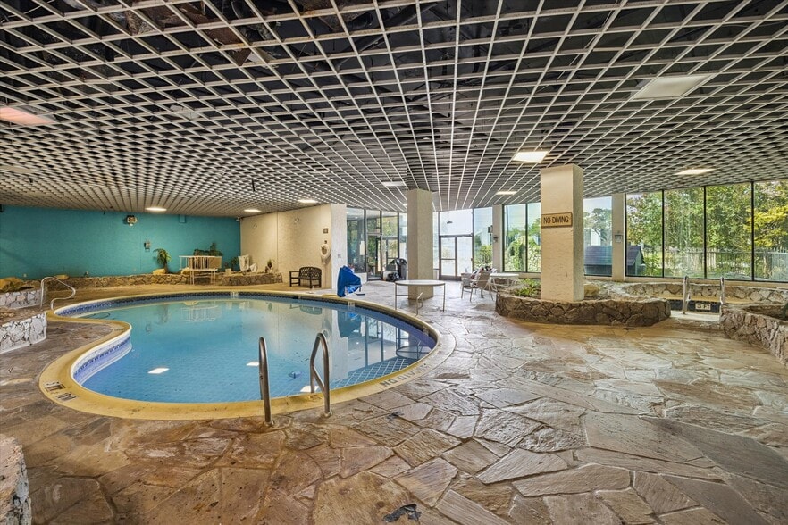 More Photos Of 9090 Southwest Fwy, Houston Hotel For Sale