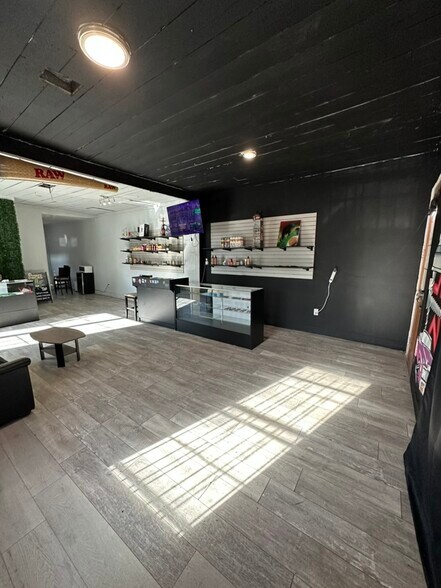 More Photos Of 304 S Lockwood Dr, Houston General Retail For Sale