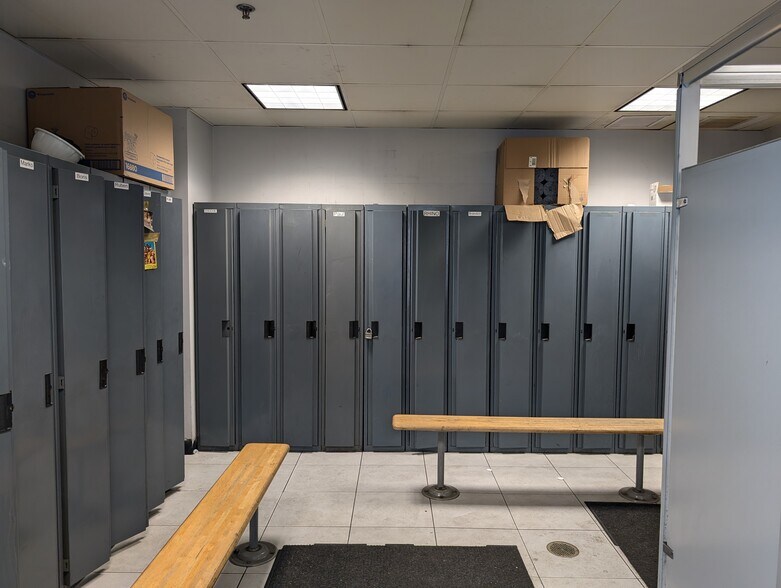 More Photos Of 16500 Vincennes Ave, South Holland Warehouse For Sale
