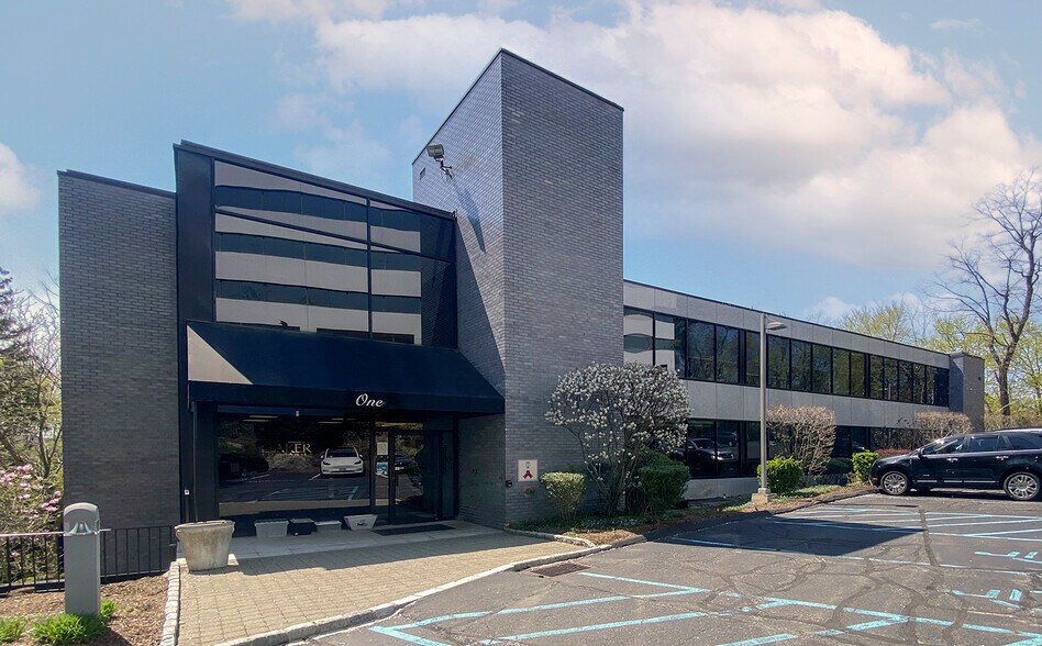 More Photos Of 1 W Red Oak Ln, White Plains Office For Lease
