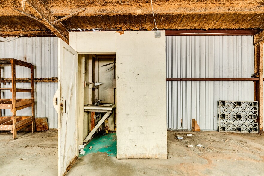 More Photos Of 6322 E Highway 332, Freeport Warehouse For Sale