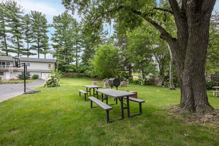 More Photos Of 1116 Broadway, Wisconsin Dells Hotel For Sale