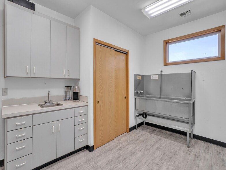 More Photos Of 711 W Main St, Sheridan Veterinarian Kennel For Sale