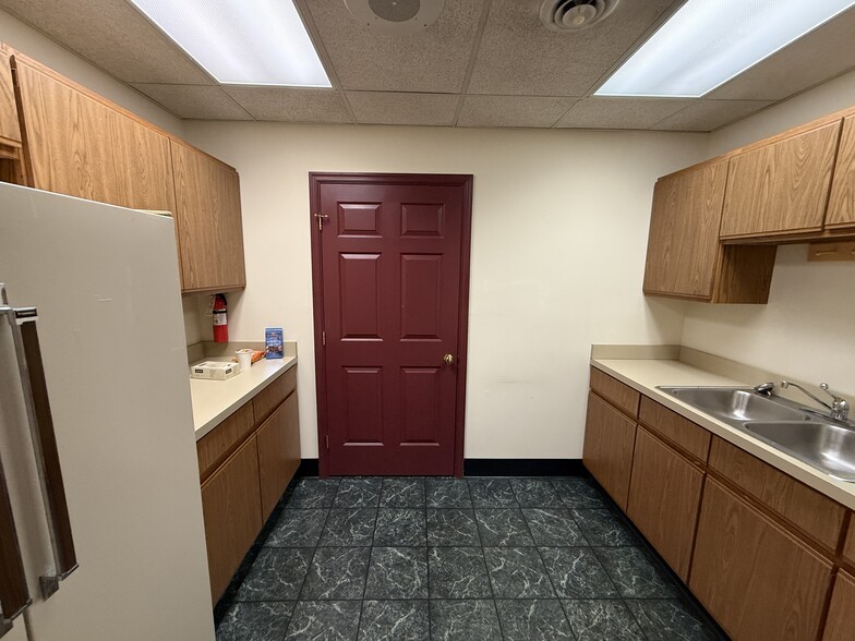 More Photos Of 403 Chatham Sq, Fredericksburg Office For Sale