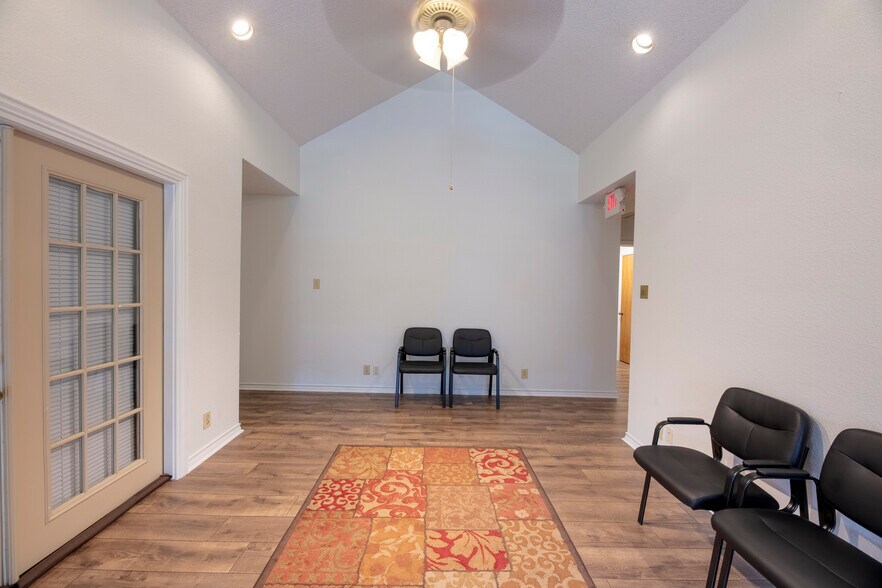 More Photos Of 1005 N Elm St, Denton Office For Lease
