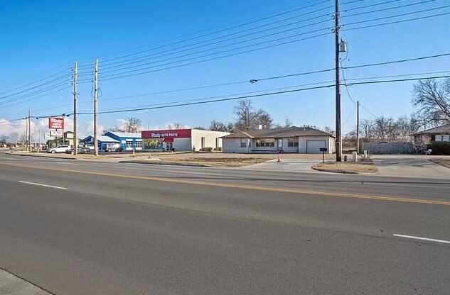 More Photos Of 1014 W Main St, Jenks Office For Sale