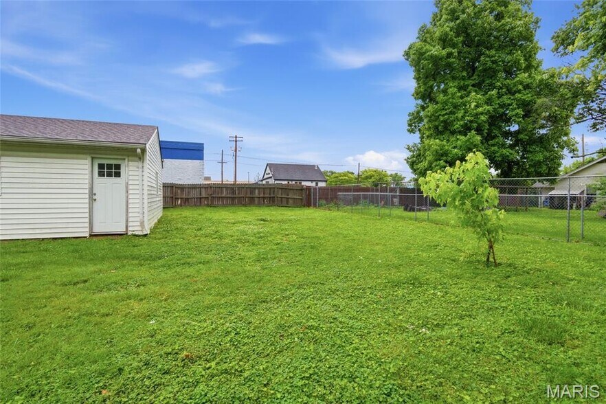 More Photos Of 5912 N Belt W, Belleville Flex For Sale