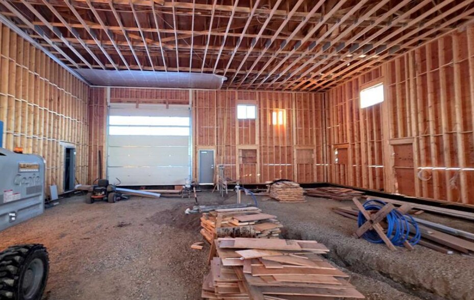 More Photos Of 32580 Range Road 11, Mountain View County Warehouse For Lease