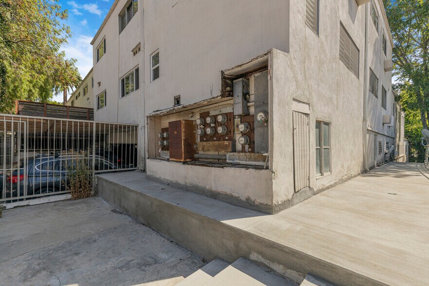 More Photos Of 1959 Grace Ave, Los Angeles Apartments For Sale