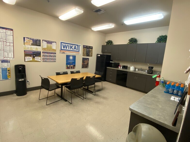 More Photos Of 188 S West Ave, Fresno Warehouse For Lease
