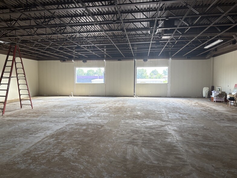 More Photos Of 6900 W Broadway Ave, Minneapolis Freestanding For Sale