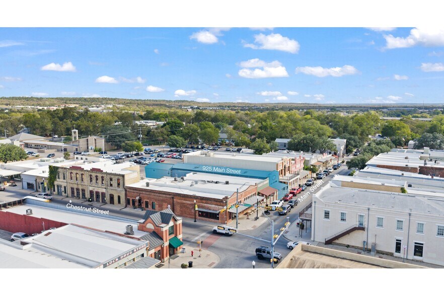 More Photos Of 925 Main St, Bastrop Office Residential For Sale