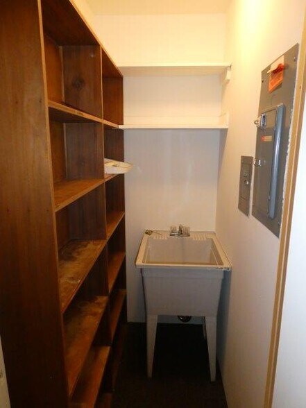 More Photos Of 447 W Burchett St, Glendale Office For Sale