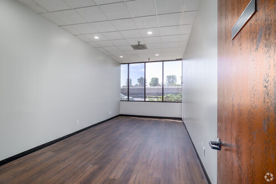 More Photos Of 1611 W Pomona Rd, Corona Unknown For Lease