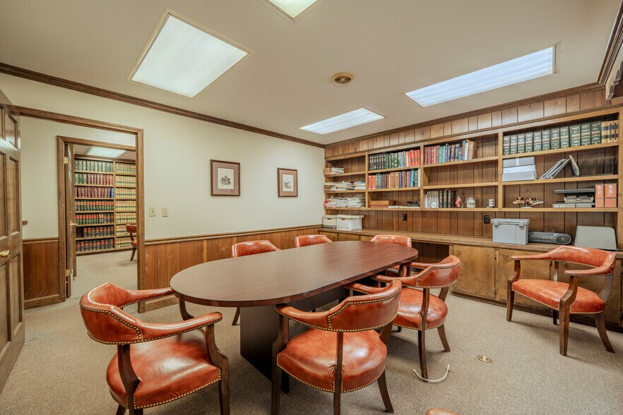 More Photos Of 40 W Main St, Savannah Office For Sale