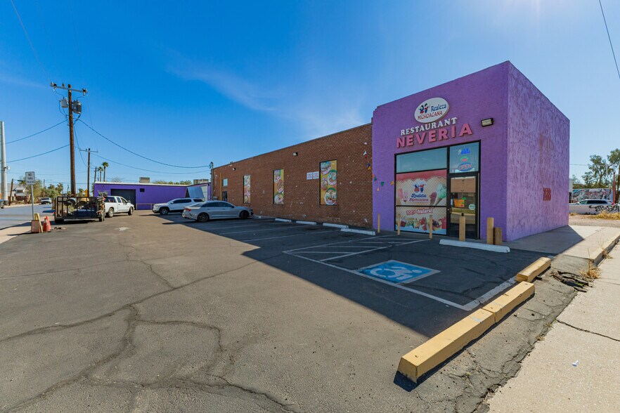 More Photos Of 2533 N 16th St, Phoenix Showroom For Sale