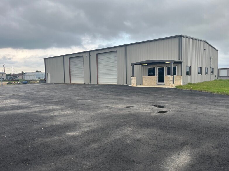 More Photos Of 9984 US Highway 87 W, La Vernia Warehouse For Lease