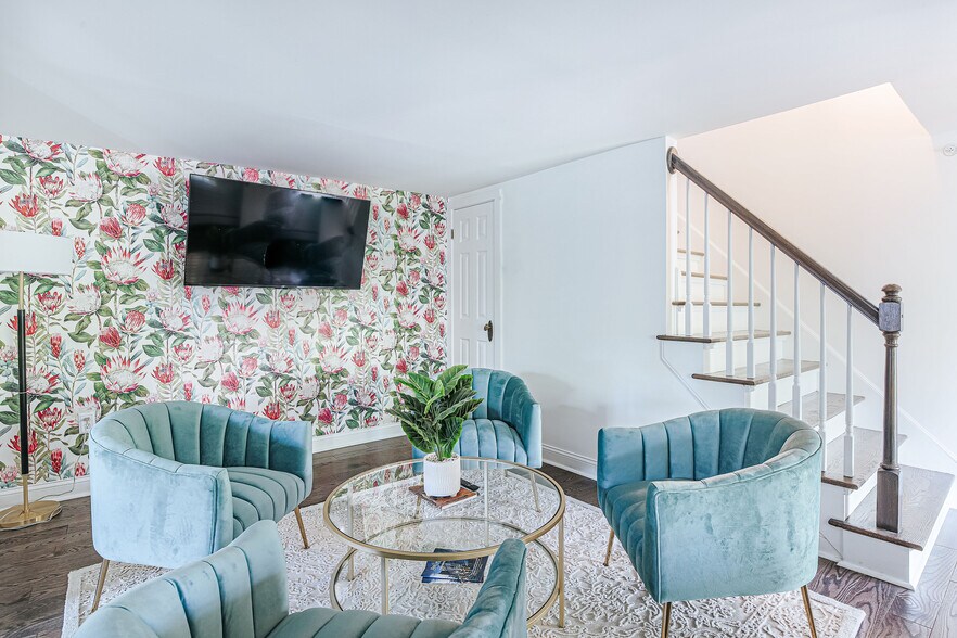 More Photos Of 1329 Commerce Rd, Staunton Hotel For Sale