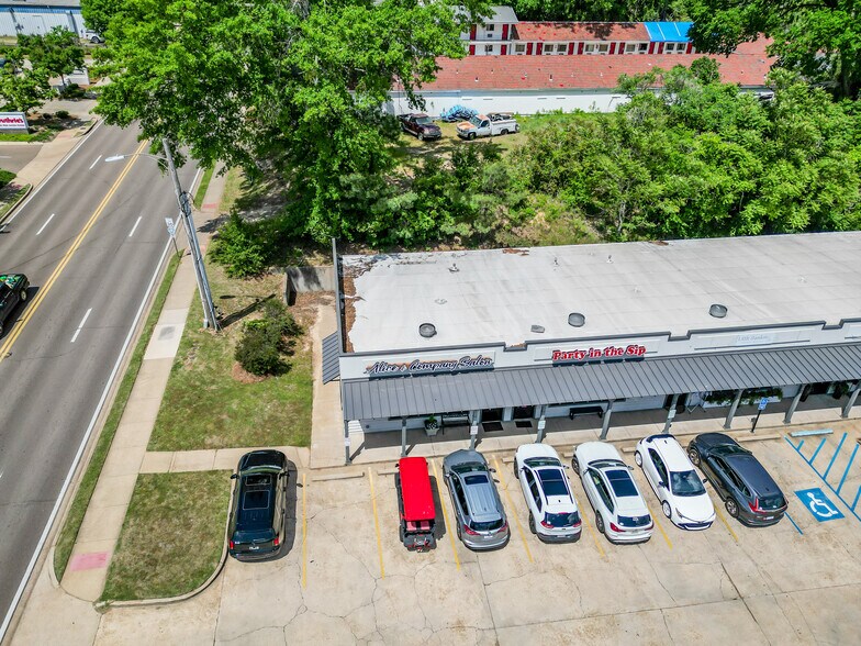More Photos Of 1525 University Ave, Oxford General Retail For Sale