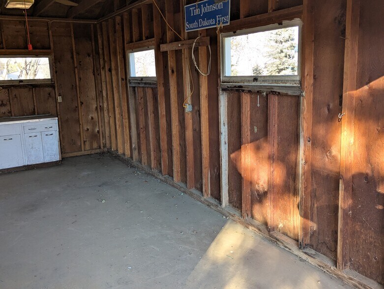 More Photos Of 340 Elm St E, Canova Sports And Entertainment For Sale