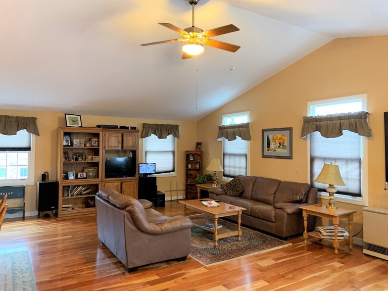 More Photos Of 307 Main St, Westbrook Carwash For Sale