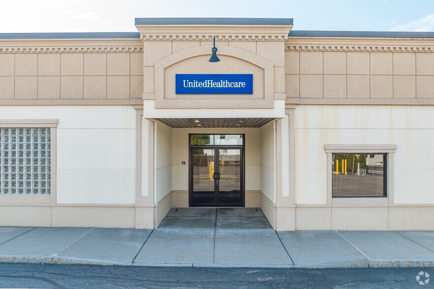 More Photos Of 2401-2425 James St, Syracuse Office For Lease