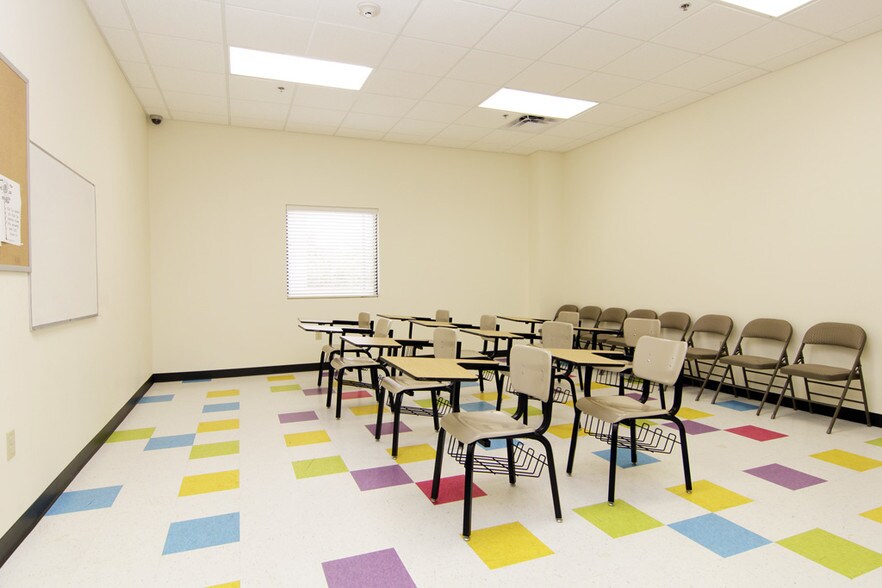 More Photos Of 8955 South Fwy, Houston Schools For Lease