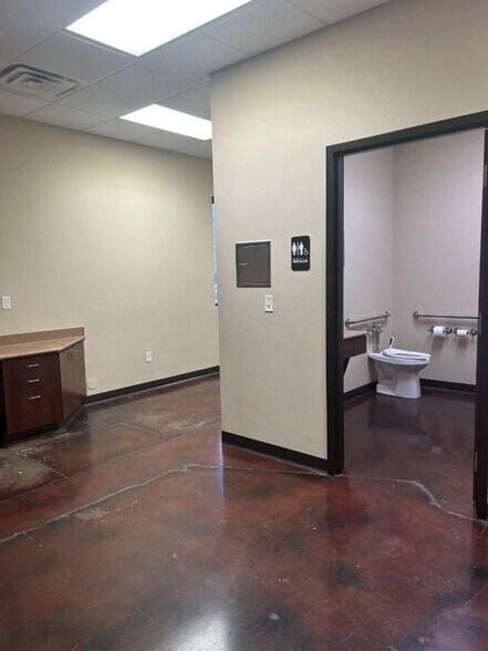 More Photos Of 301 SW 16th St, Bentonville Medical For Sale