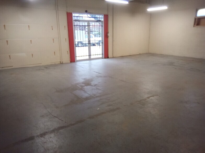 More Photos Of 2102 Common St, Houston General Retail For Sale