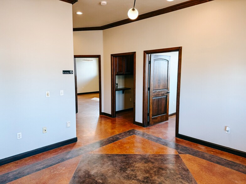 More Photos Of 600 W 18th St, Edmond Flex For Lease