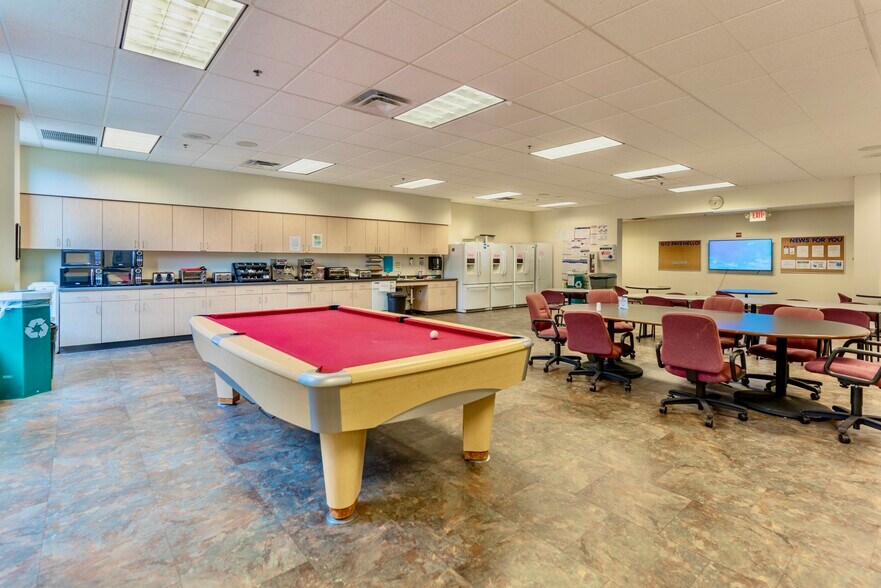 More Photos Of 7230 N Caldwell Ave, Niles Flex For Lease