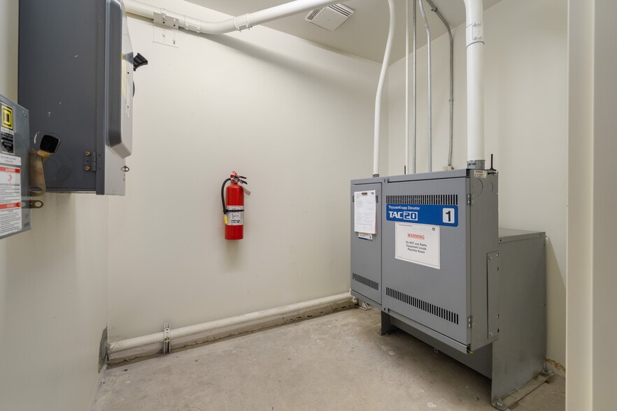 More Photos Of 240 Mitchelle Dr, Hendersonville Hotel For Sale