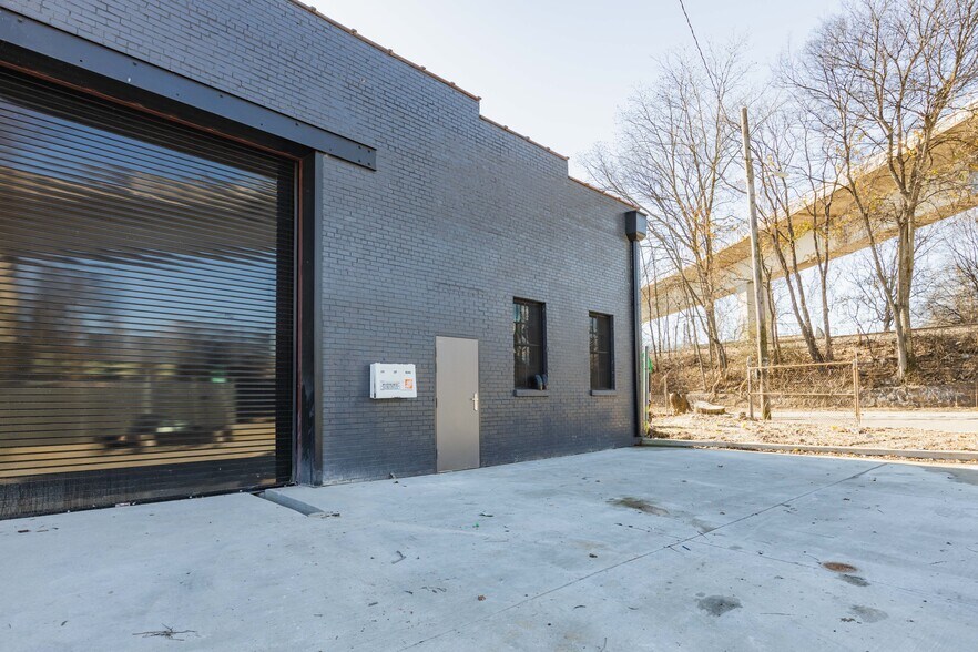 More Photos Of 740 SW Bluff St, Atlanta Warehouse For Sale