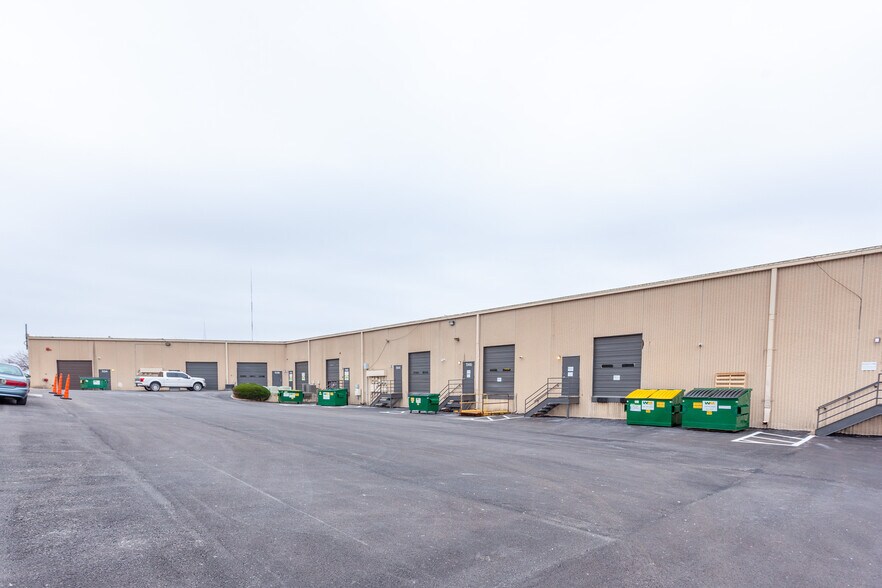 More Photos Of 1134-1150 W Cambridge Circle Dr, Kansas City Light Distribution For Lease