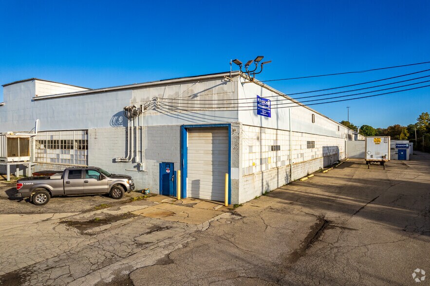 More Photos Of 225 Hubbard Rd, Youngstown Warehouse For Lease