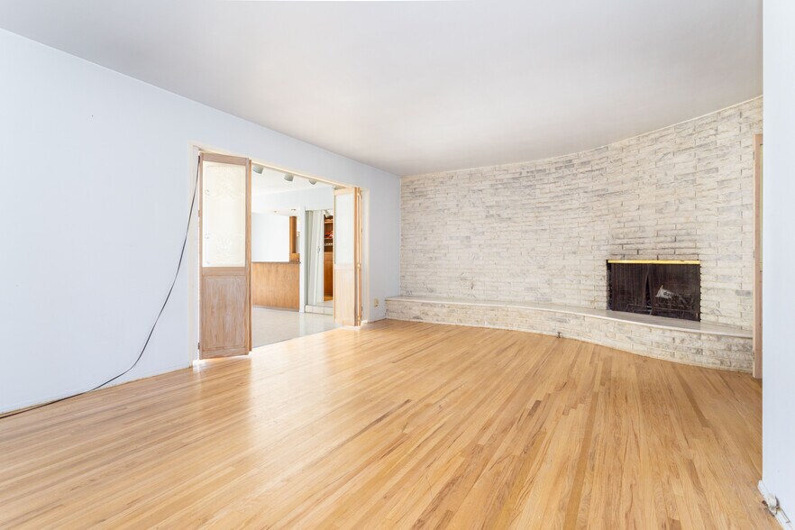More Photos Of 9826 Columbus Ave, North Hills Multifamily For Sale